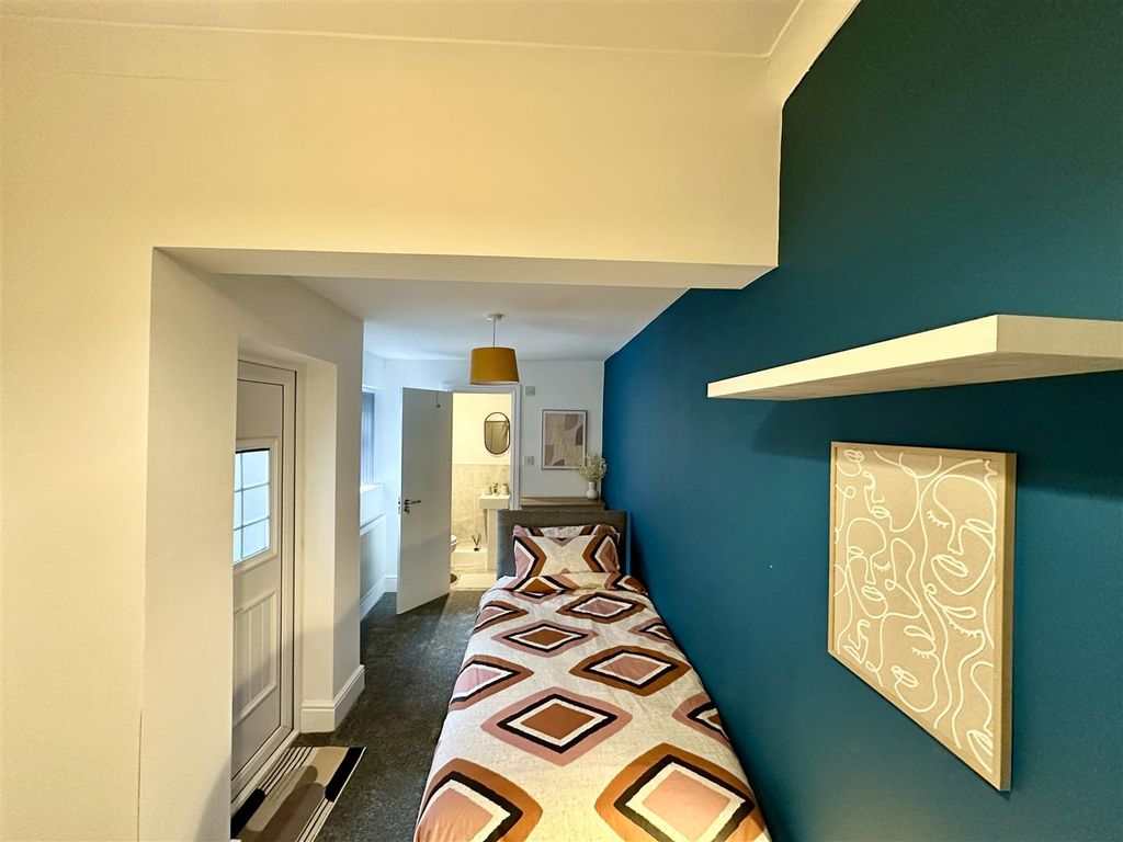 Property photo 1 of 12 Room 2 Ensuite