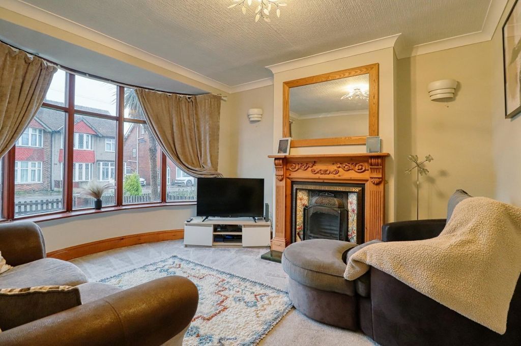 Property photo 3 of 16 Lounge