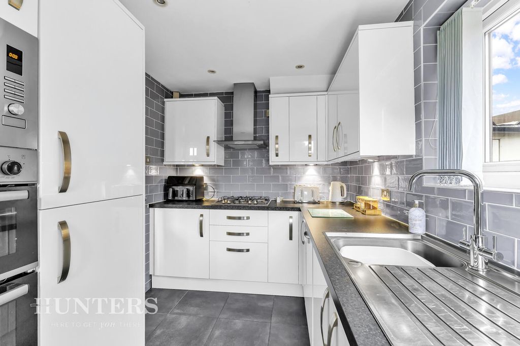 Property photo 3 of 19 Kitchen