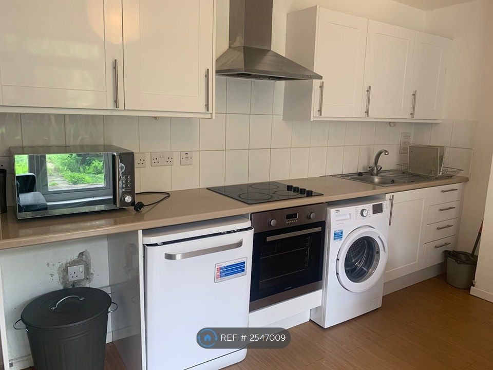 Property photo 3 of 11 Kitchen