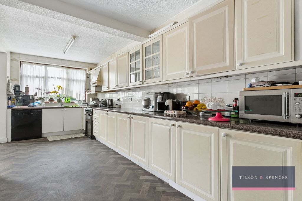 Property photo 2 of 19 260620266_Tils_35 Commonwealth Road _N17 0Pl_009_W