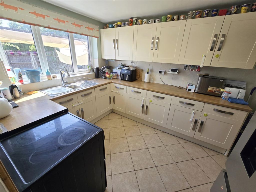 Property photo 2 of 14 Kitchen