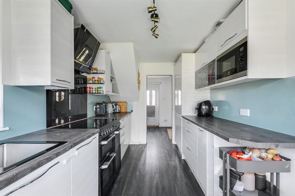 Property photo 3 of 19 Breakfast Kitchen