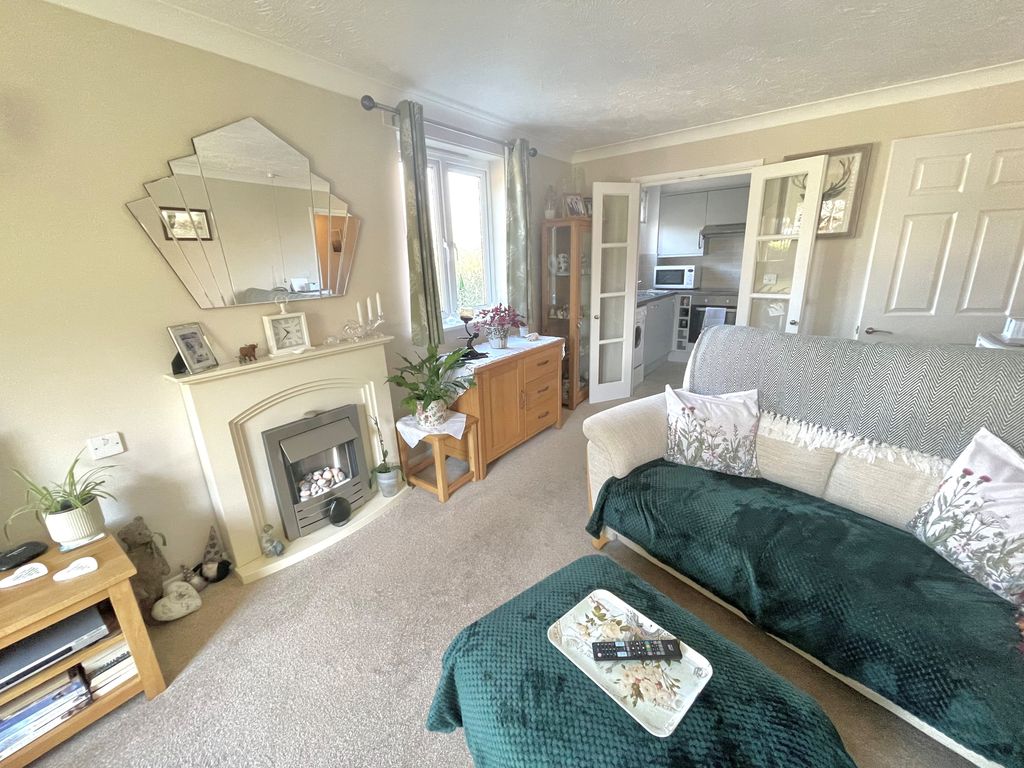 Property photo 2 of 10 1 Silverwood Court Lounge 2