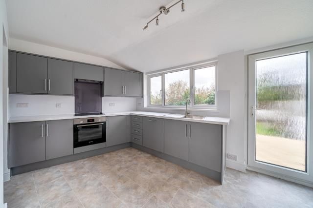 Property photo 3 of 10 Kitchen