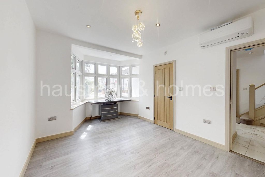 Property photo 3 of 25 W02.Jpg