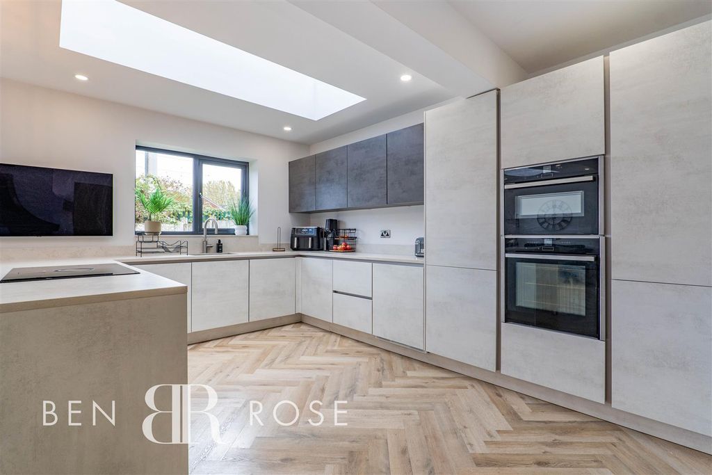 Property photo 2 of 19 Kitchen/Diner/Snug