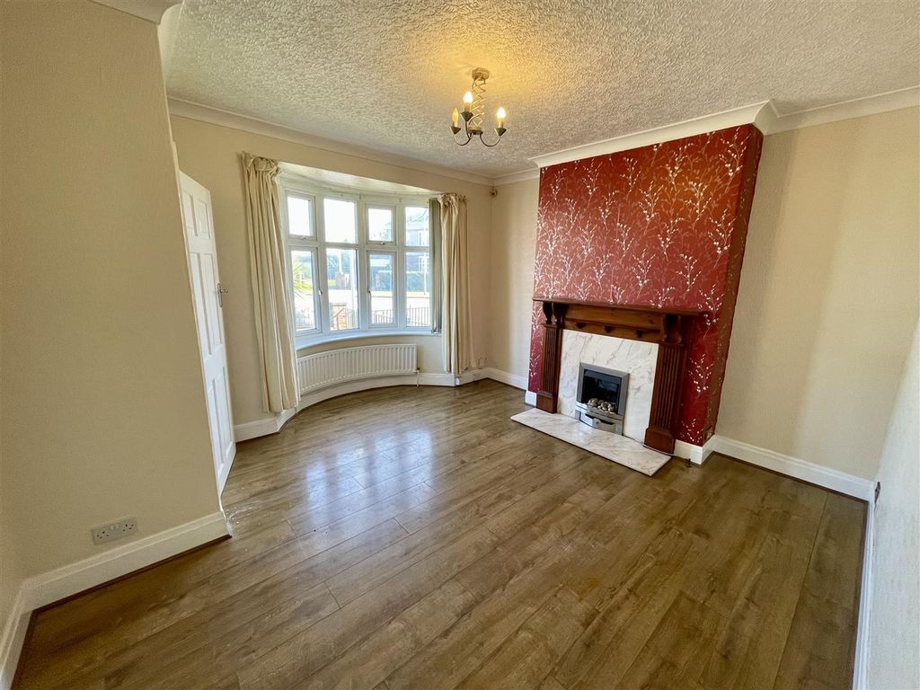 Property photo 2 of 11 Lounge