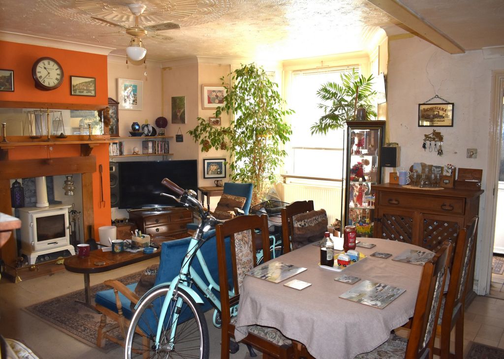 Property photo 3 of 14 Lounge/Dining