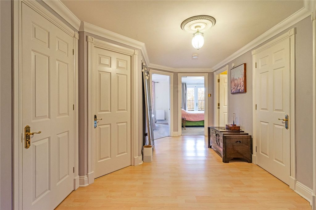 Property photo 2 of 18 Entrance Hall