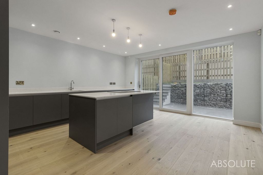 Property photo 2 of 26