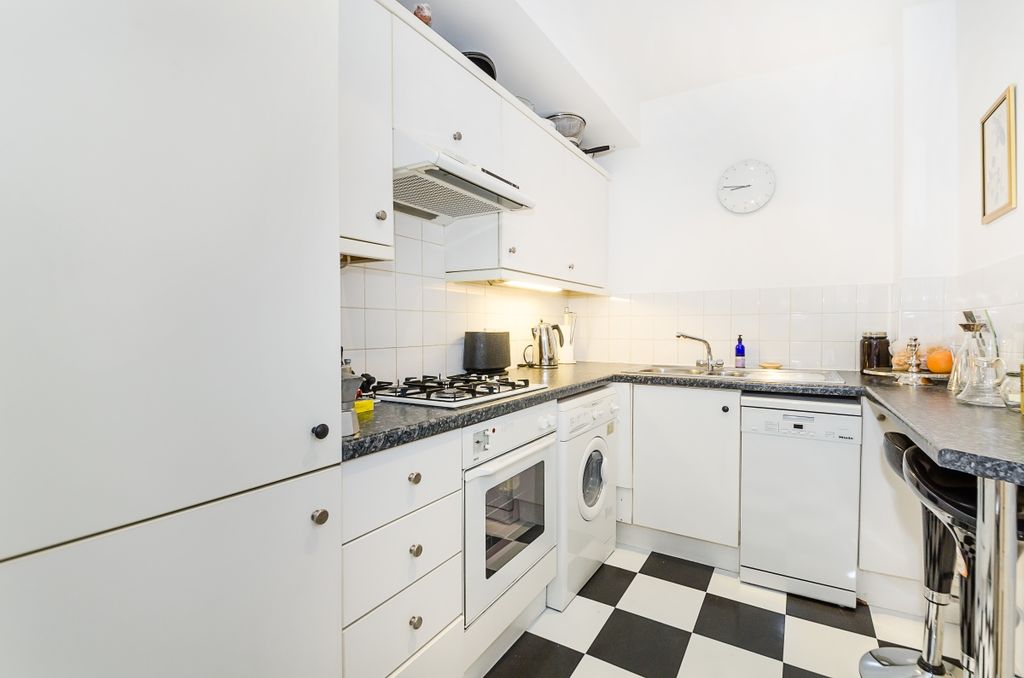 Property photo 3 of 10 Kitchen