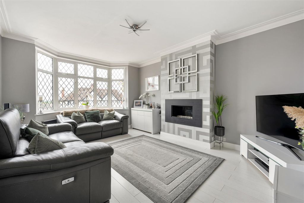 Property photo 2 of 27 Priory Avenue, E4