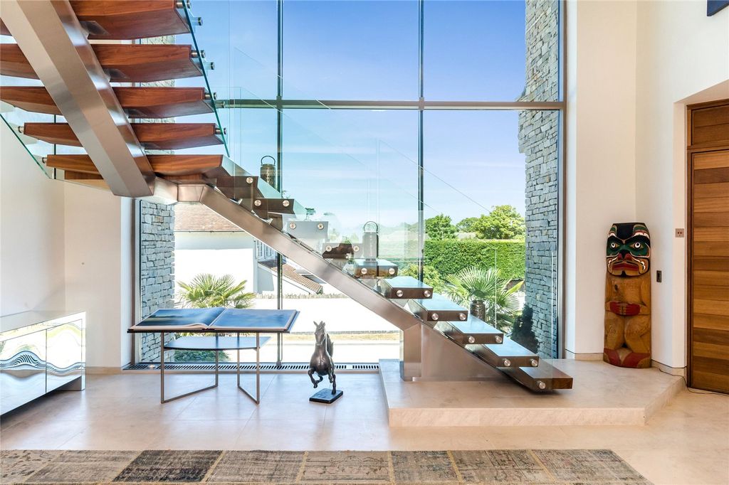 Property photo 3 of 55 Entrance Hall