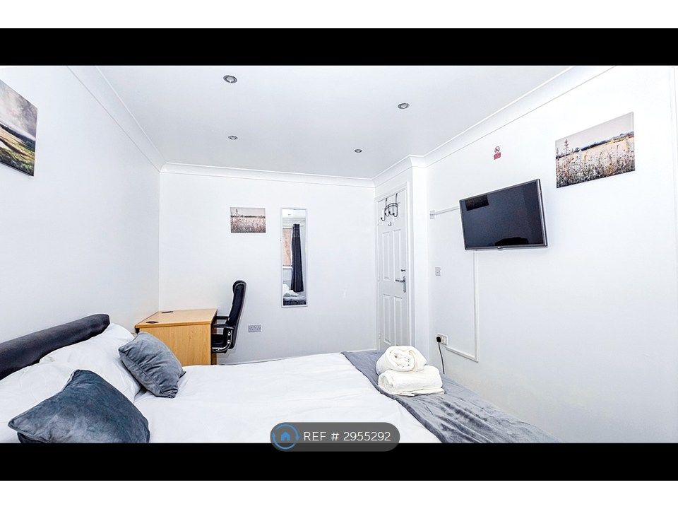 Property photo 2 of 31 Master's Bedroom - Large Double