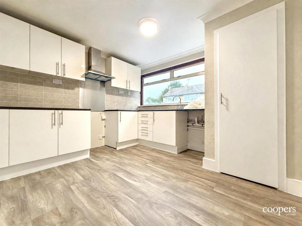 Property photo 2 of 8 Kitchen