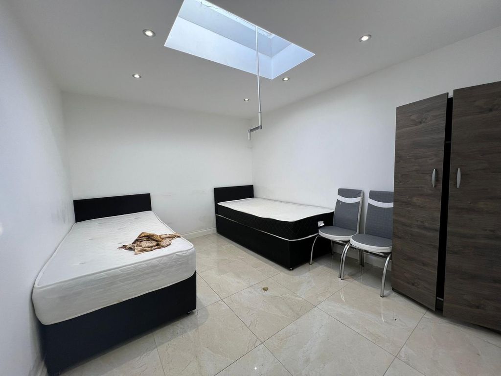 Property photo 1 of 4 Two Bedroom Flat Close To Ilford Station - Â£2000 Pcm