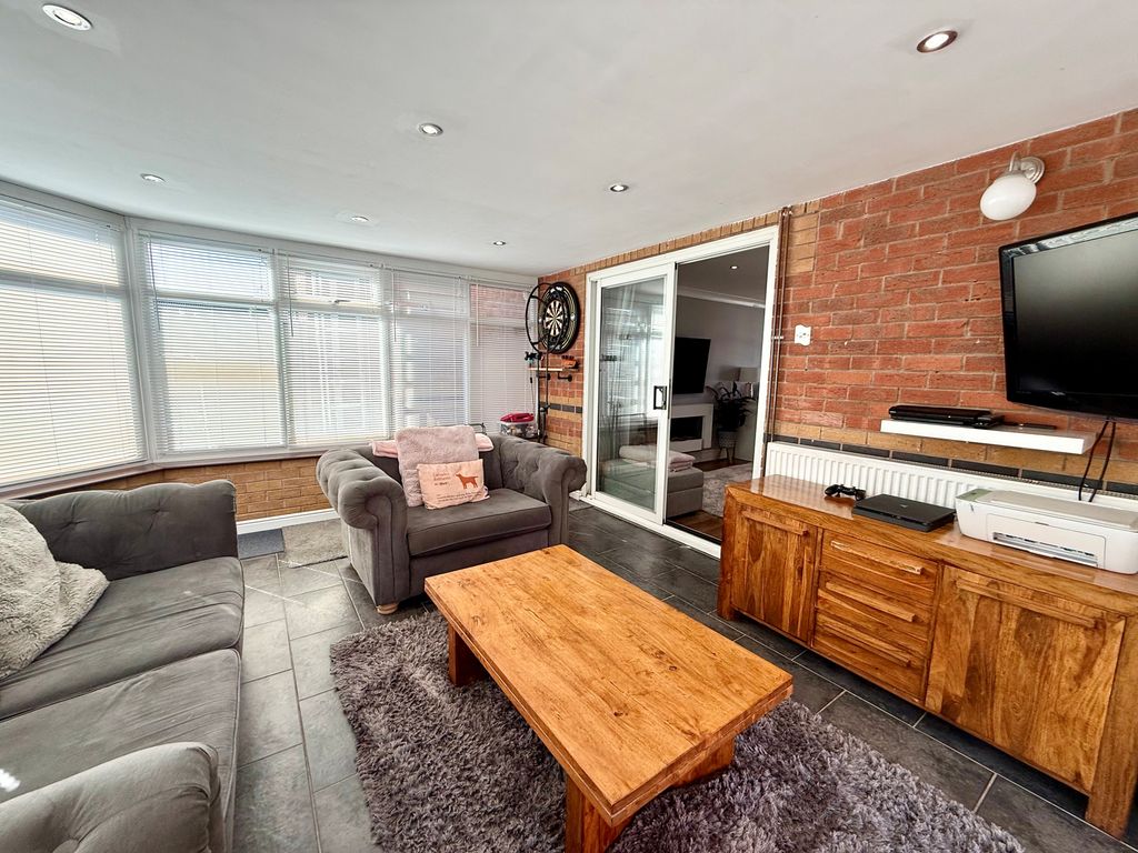 Property photo 3 of 26 7 Welford Close Conservatory 5