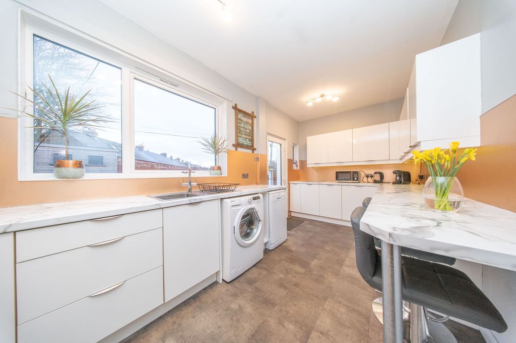 Property photo 3 of 20 Kitchen