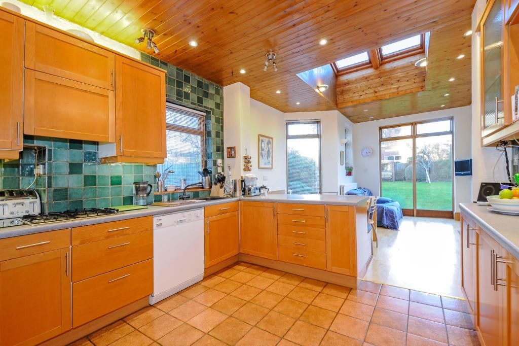 Property photo 3 of 10 Kitchen