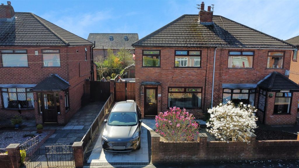 Property photo 1 of 17 Clipsley Crescent For Sale