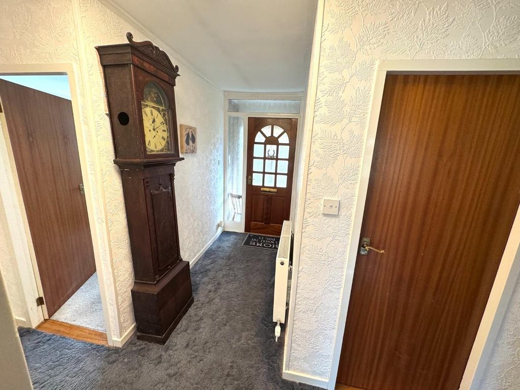 Property photo 2 of 40 Hallway