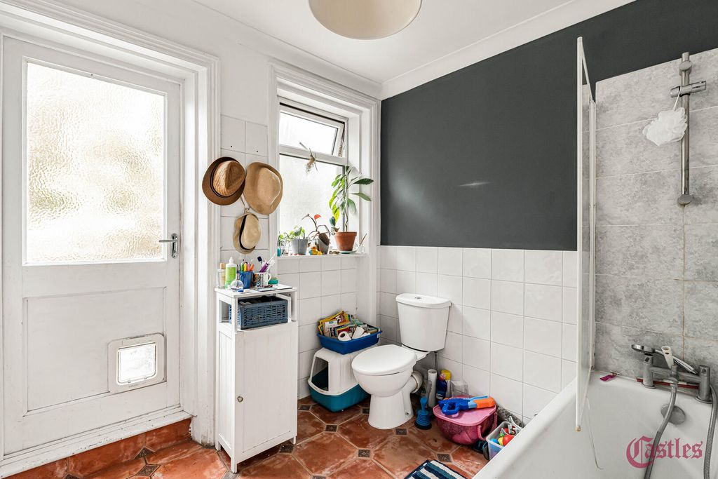 Property photo 2 of 21 Bathroom