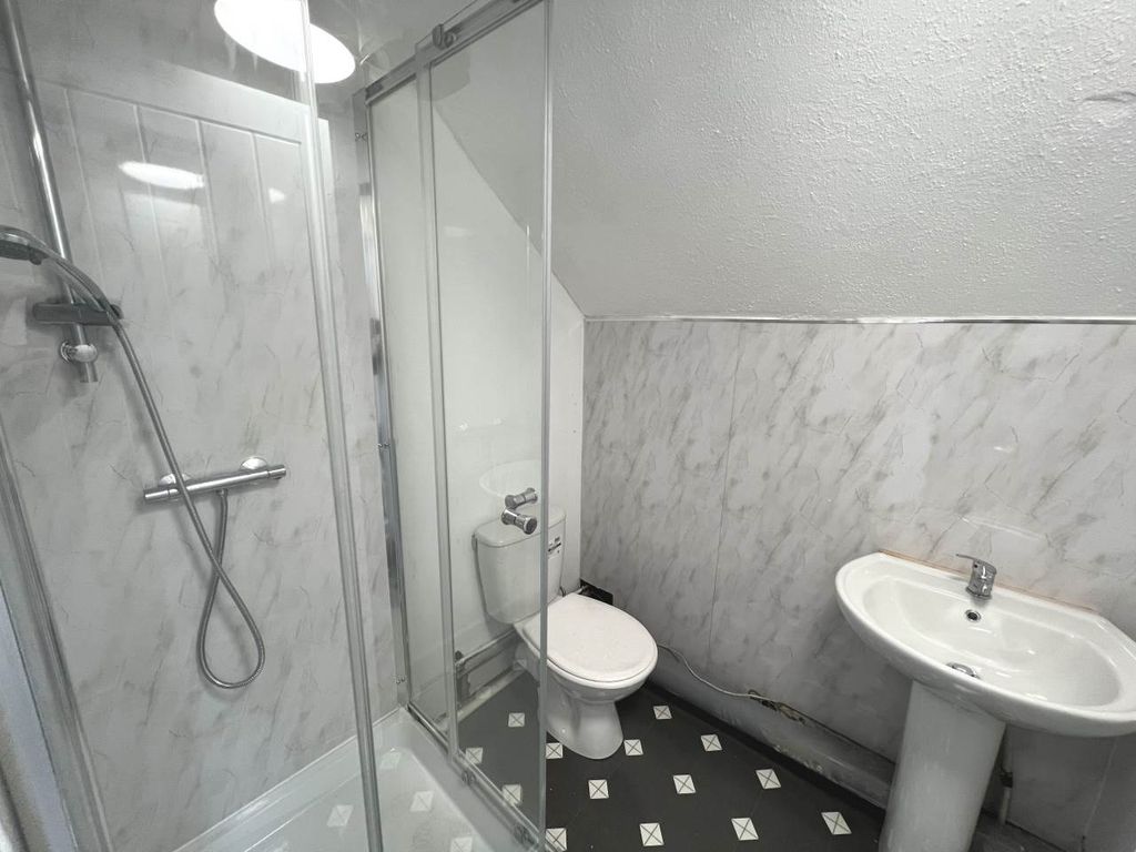 Property photo 3 of 4 Communal Bathroom