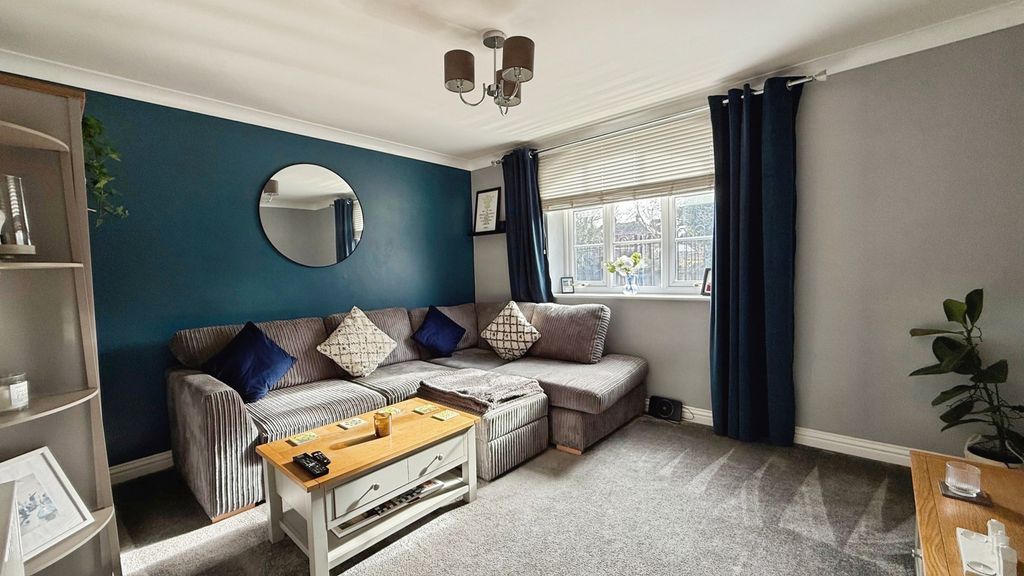 Property photo 3 of 10 Lounge