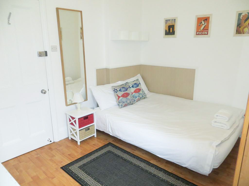 Property photo 1 of 5 Studio To Rent