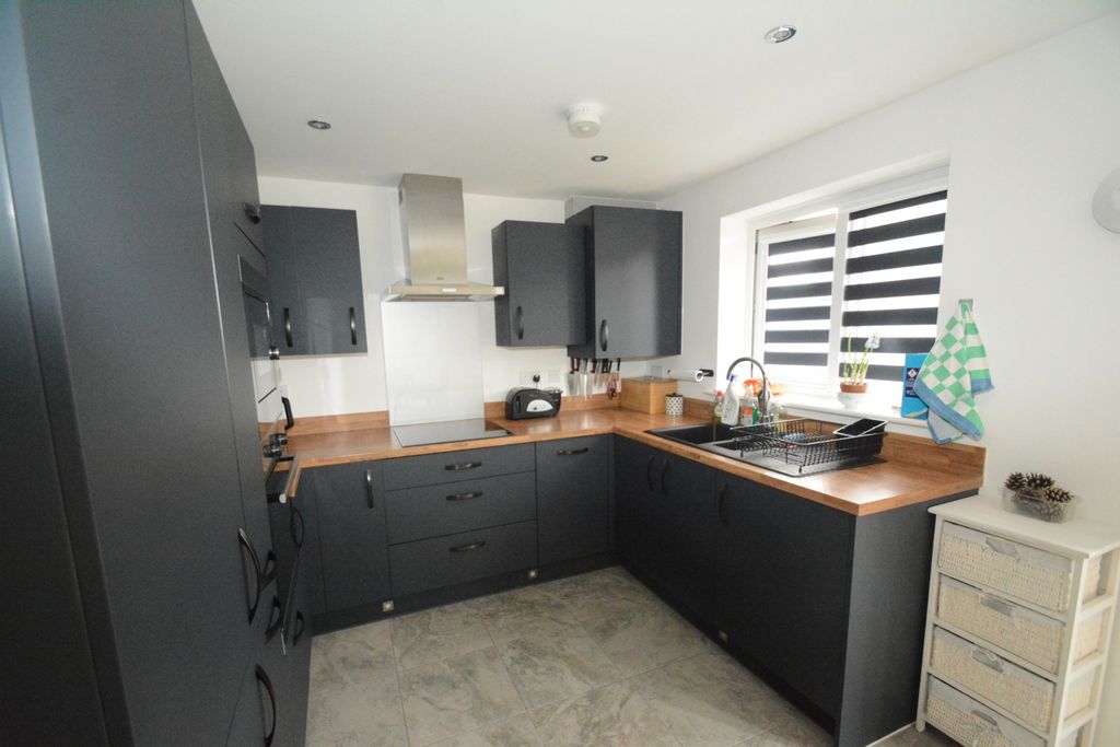 Property photo 3 of 17 Kitchen