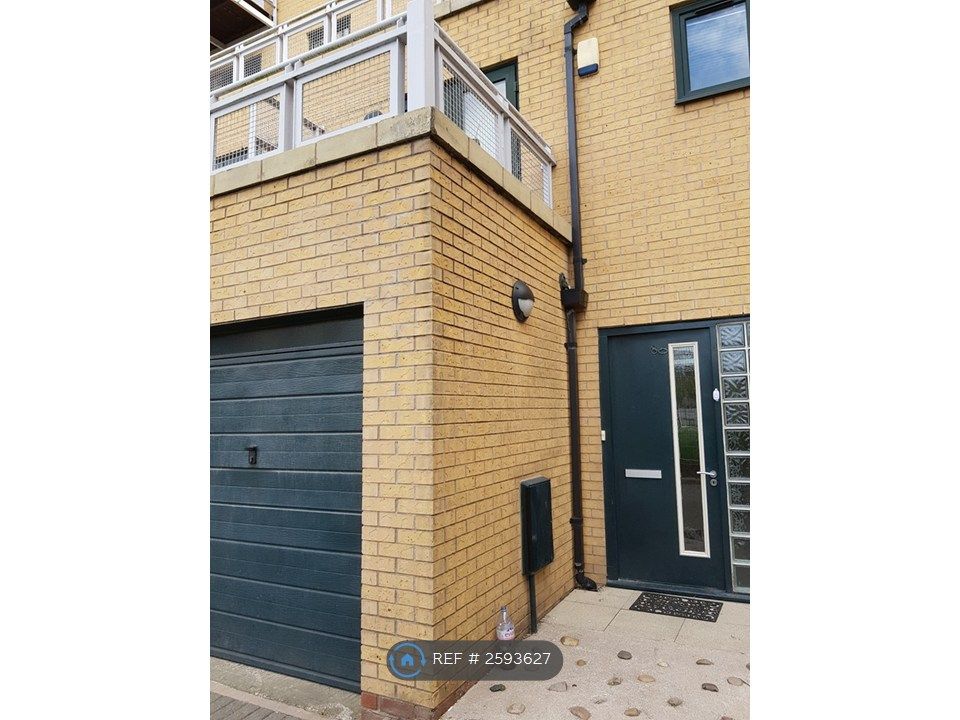 Property photo 1 of 8 Garage And Mainentrance