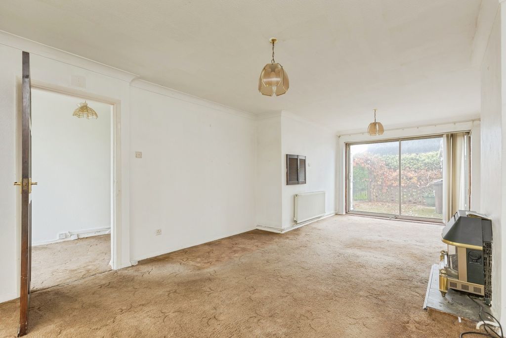 Property photo 3 of 16 Lounge