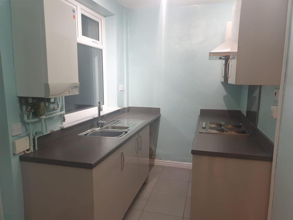 Property photo 3 of 23 Advertising Pictures 61 Pinnox Street Stoke_1.Jpg