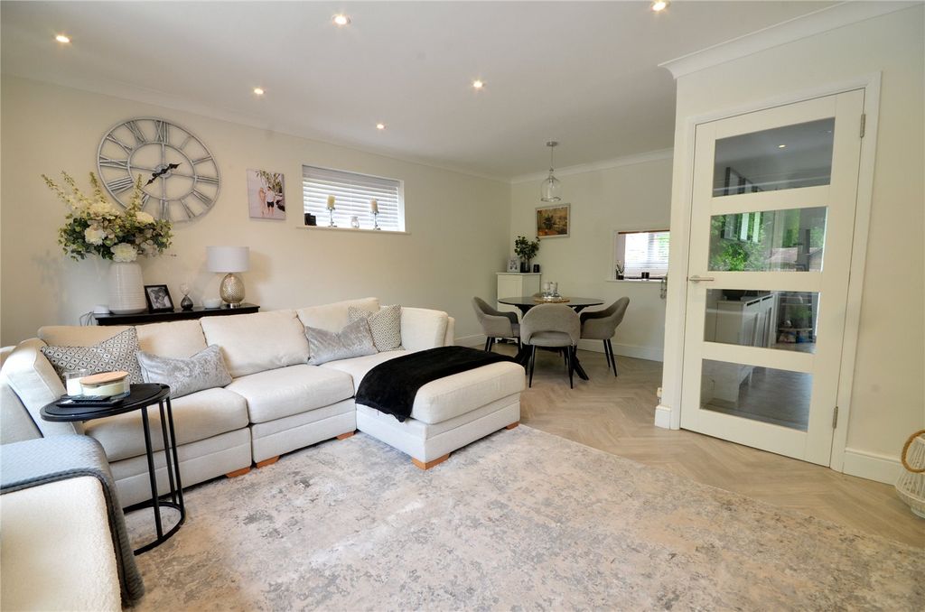 Property photo 2 of 30 Lounge/Diner