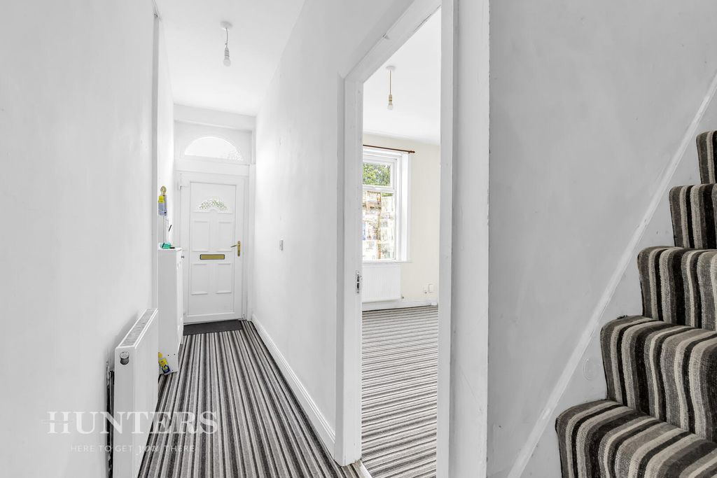 Property photo 2 of 17 Hallway