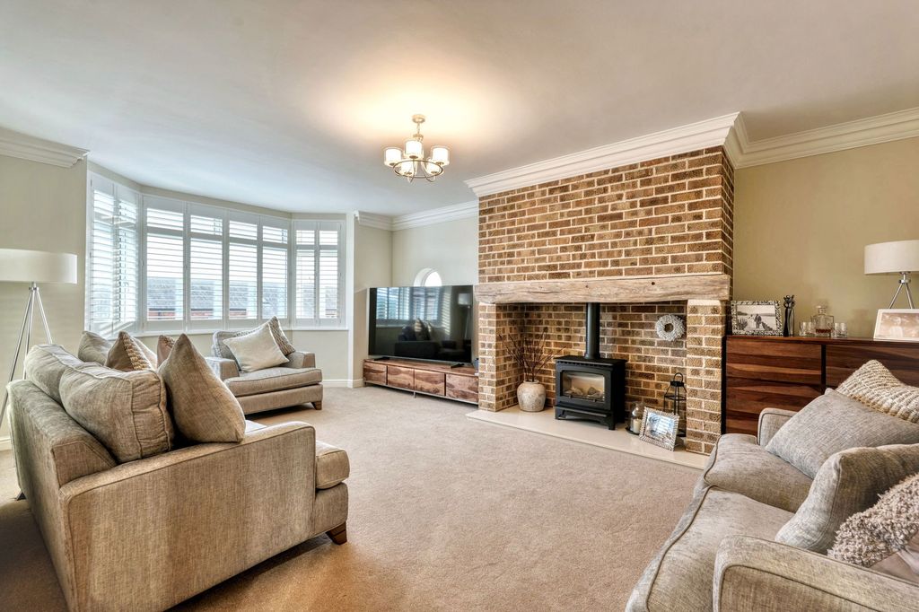 Property photo 2 of 28