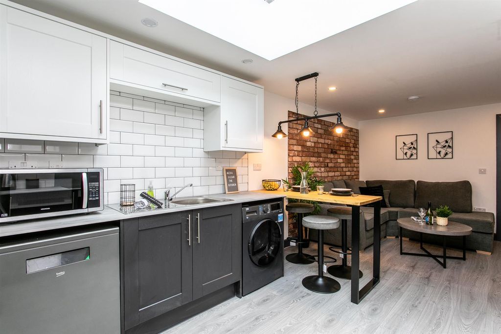Property photo 2 of 17 35 Dean Street-26.Jpg