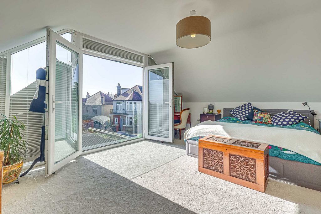 Property photo 3 of 33