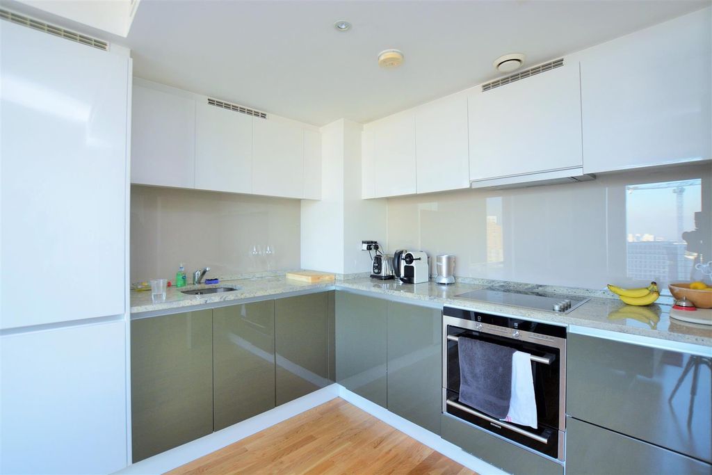 Property photo 3 of 7 Landmark Westtower.Jpg