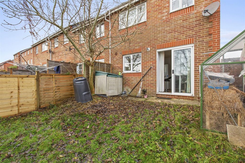 Property photo 2 of 13 8 Vanguard Close, Hp12 3Fp-9.Jpg