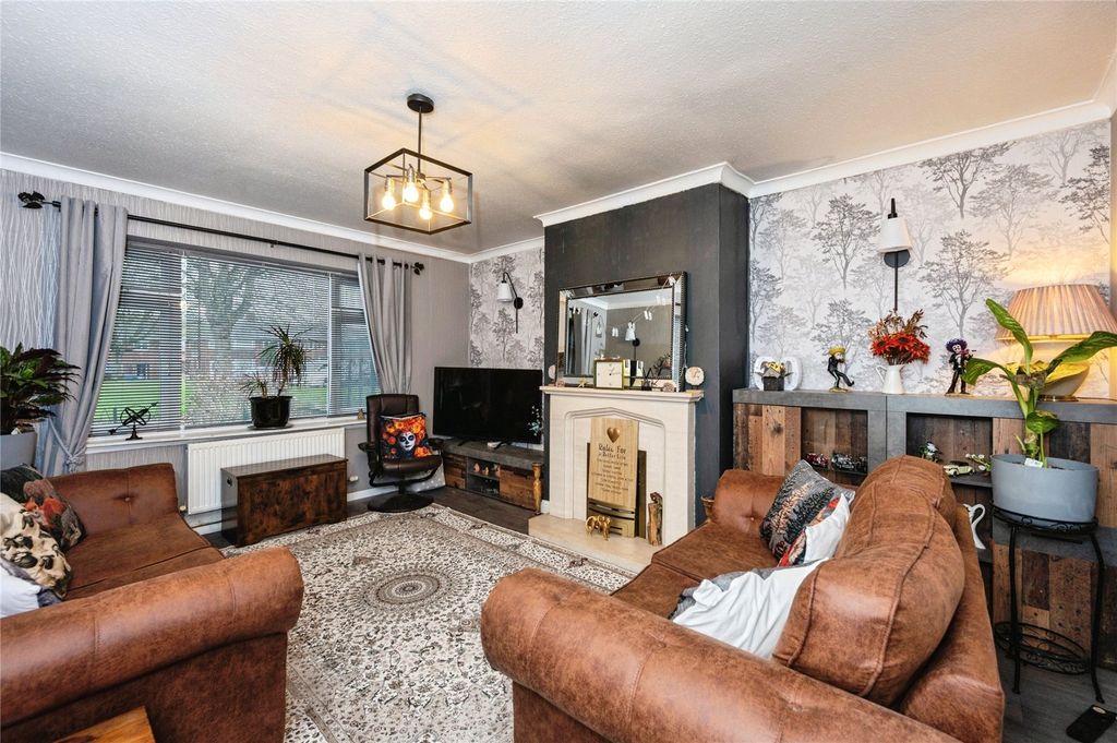 Property photo 3 of 19 Lounge