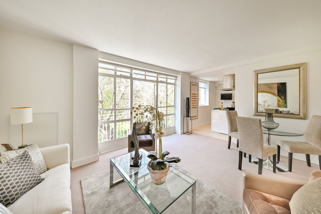 Property photo 2 of 20 Light And Bright