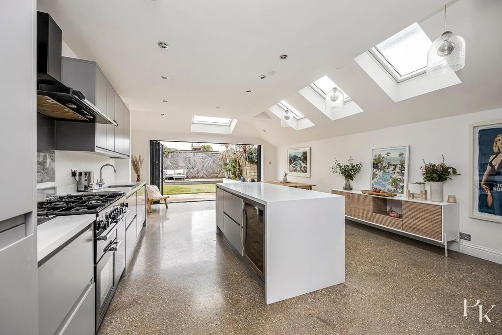 Property photo 1 of 23