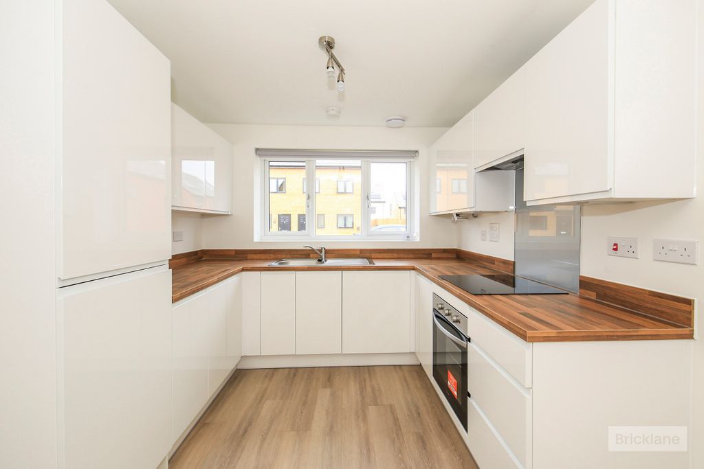 Property photo 2 of 12 Kitchen