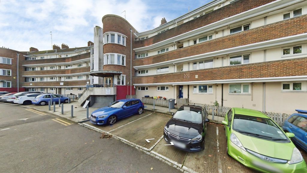 Property photo 1 of 9 Three Bedroom Purpose Built Flat For Sale