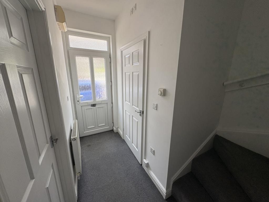 Property photo 2 of 8 Entrance Hall