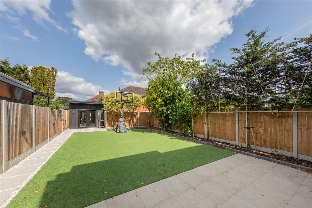 Property photo 3 of 65 Inglehurst Gardens, Ig4