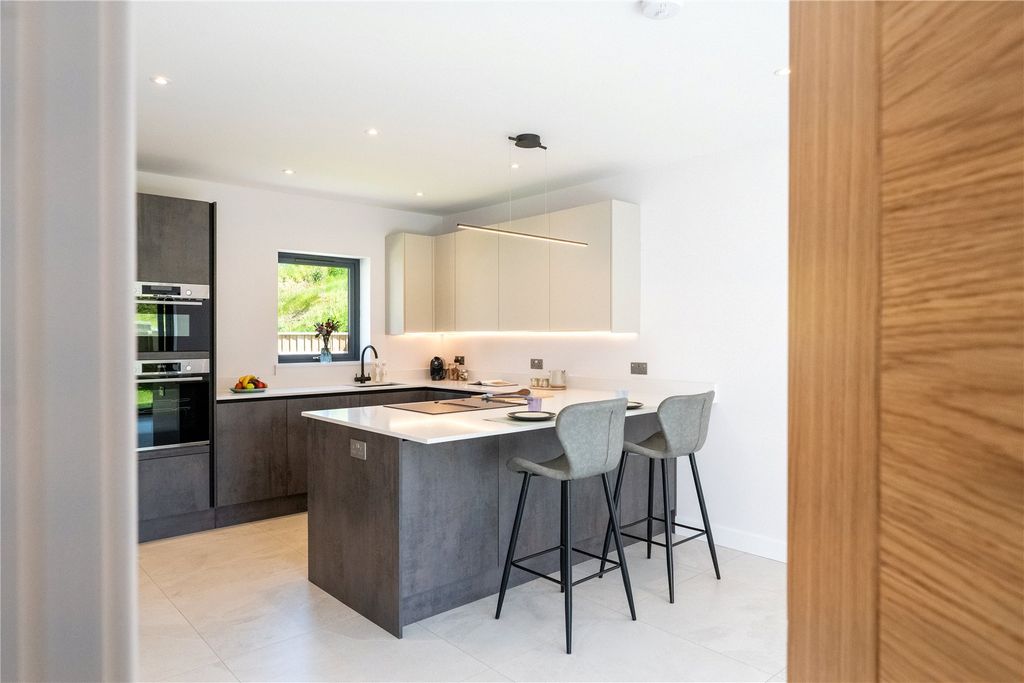 Property photo 3 of 18 Kitchen