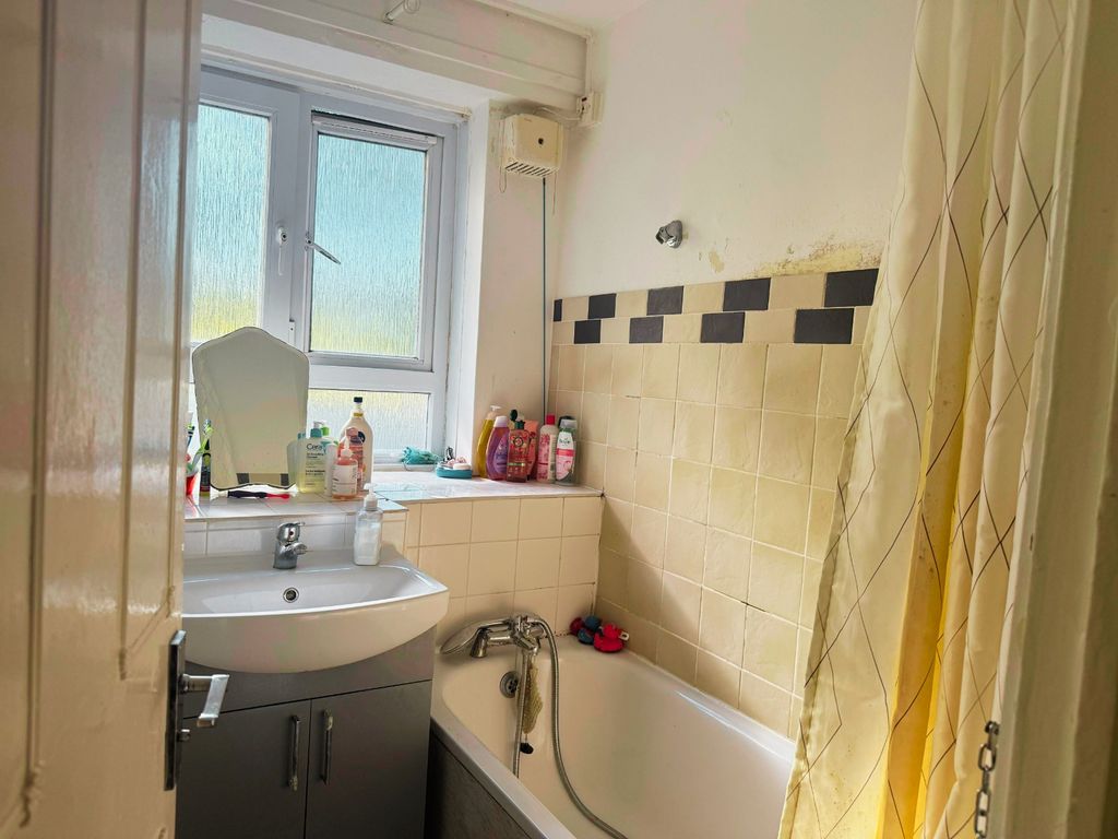 Property photo 2 of 32